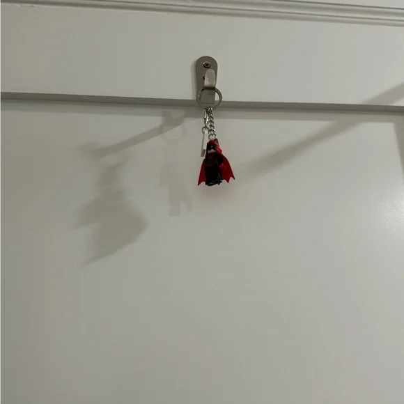 Lego DC Batwoman Minifig keychain / keyring (retired, bought in ‘21 or ‘22) - Picture 6 of 6